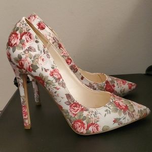 Floral white pumps